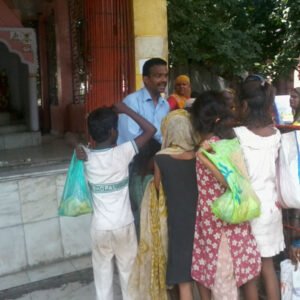 Fruit_and_Sweet_distribution_to_street_children_1